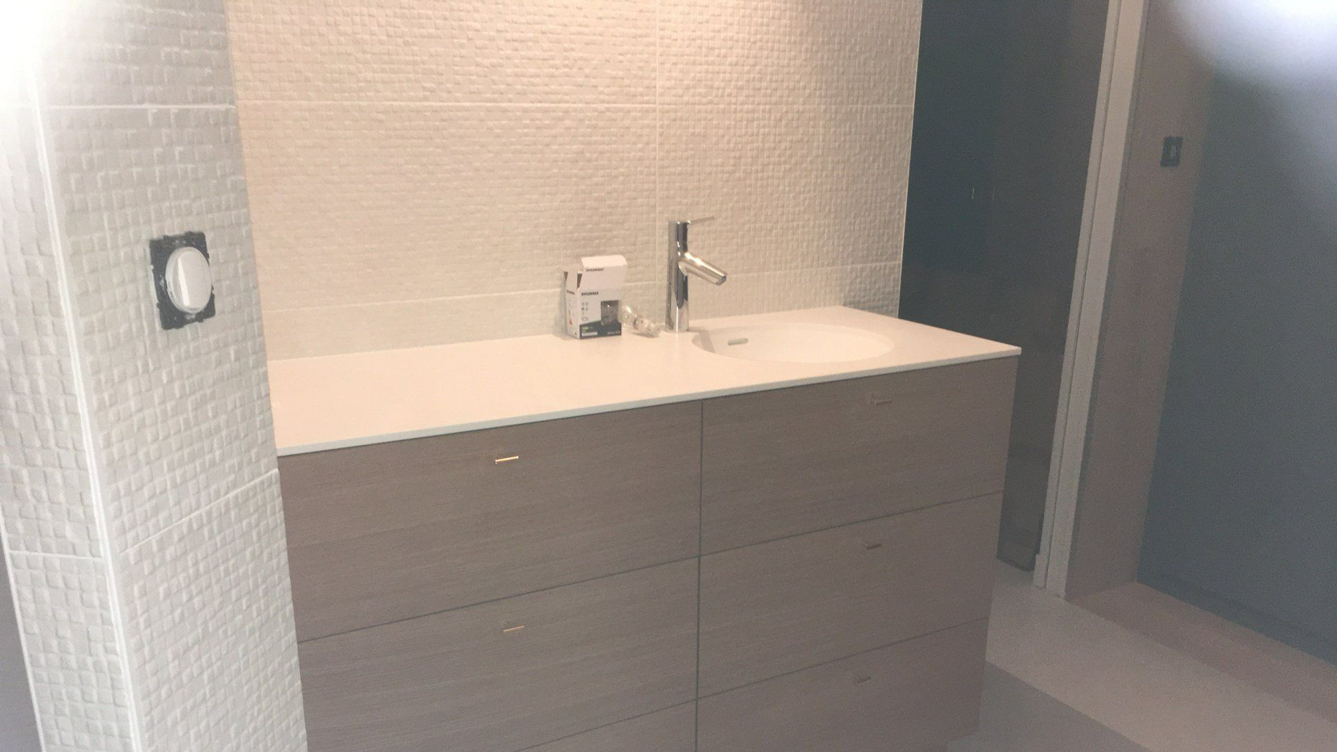 Lavabo dans une salle de bains lumineuse