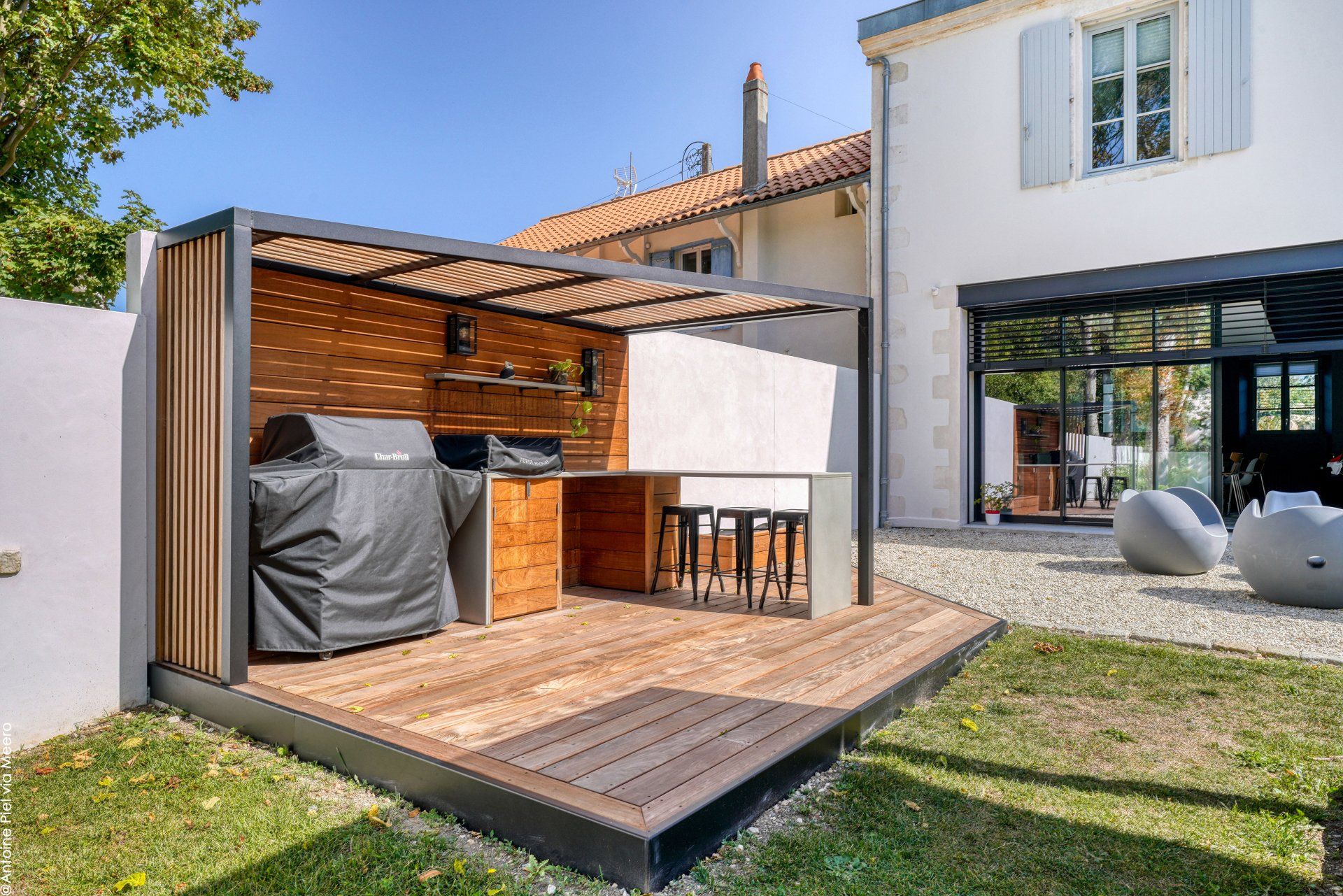 Pergola dans un jardin contre un mur