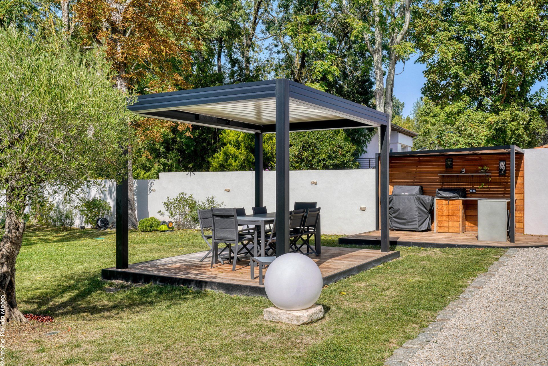 Pergola carrée en métal dans un jardin
