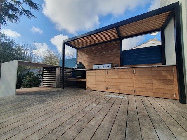 Grande pergola en bois avec 3 marches dans un jardin