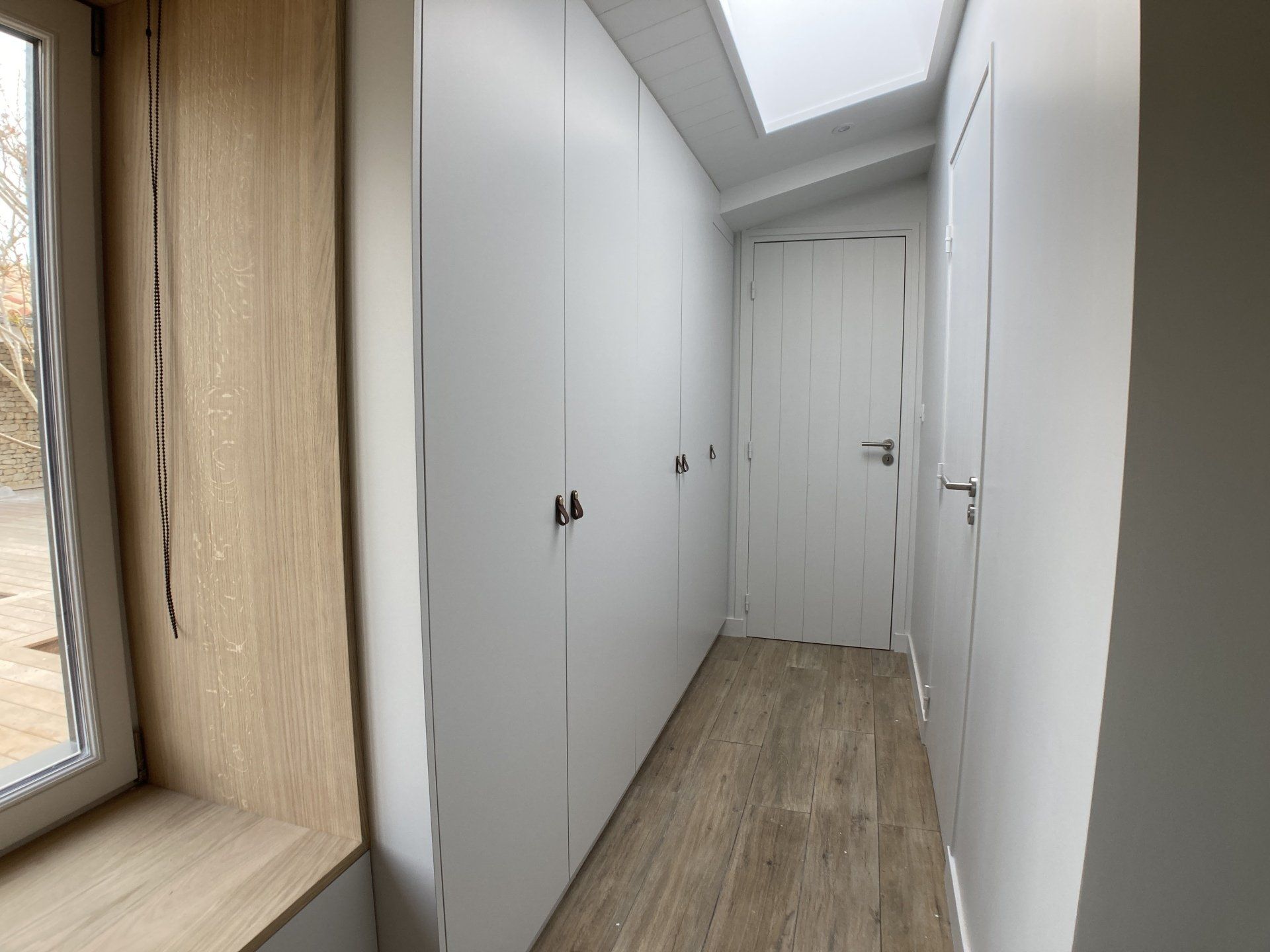 Couloir avec sol et meubles de rangement en bois