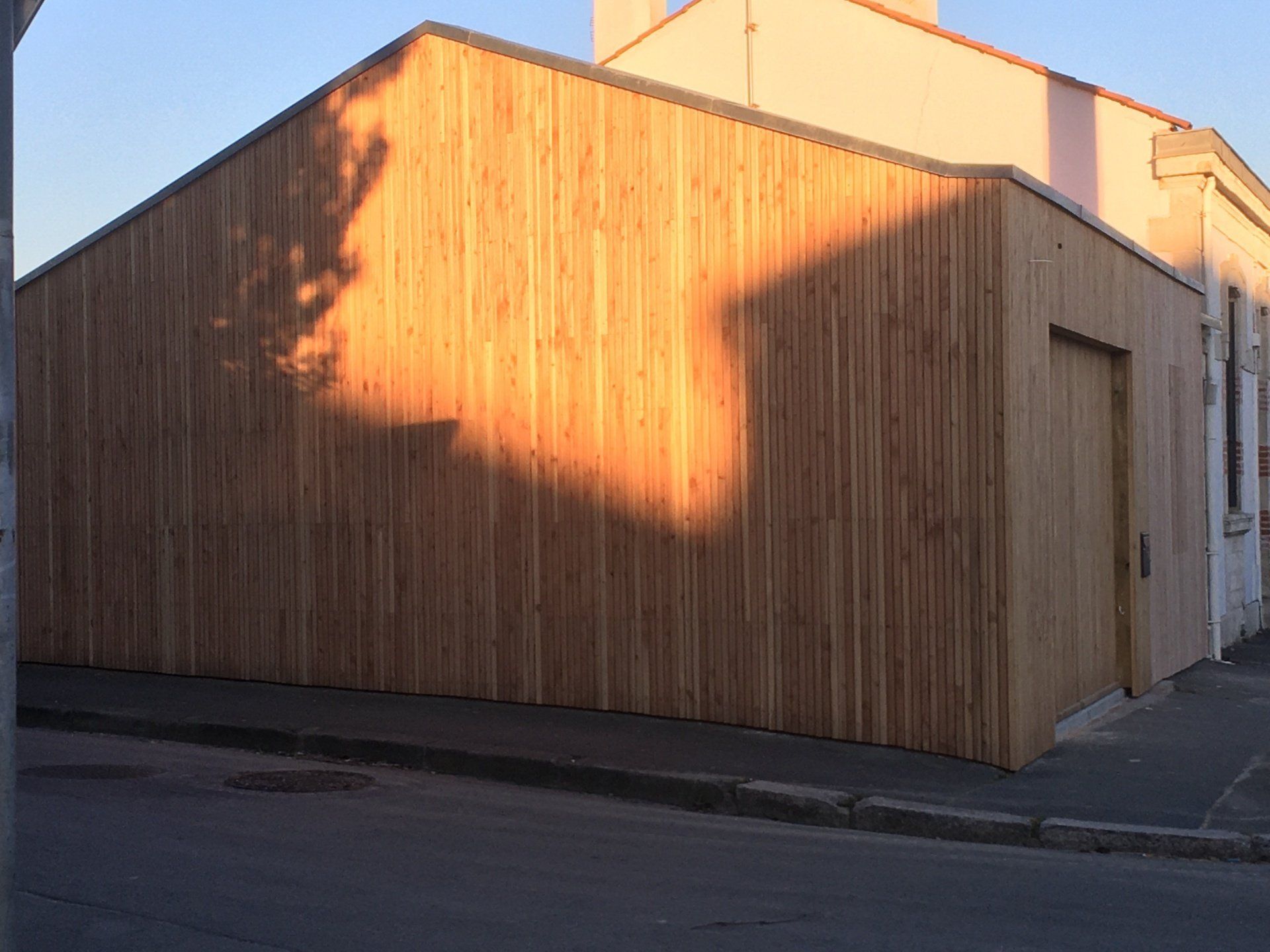 Bardage en bois vertical sur une maison