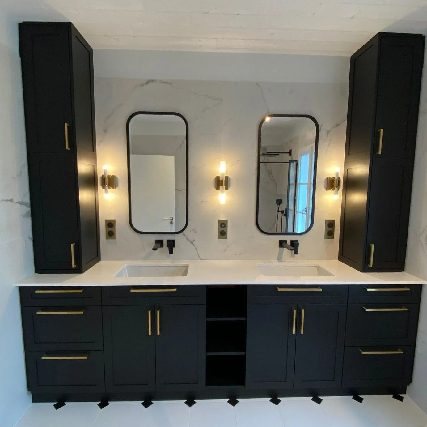 Deux lavabos sous 2 miroirs et des meubles de rangement