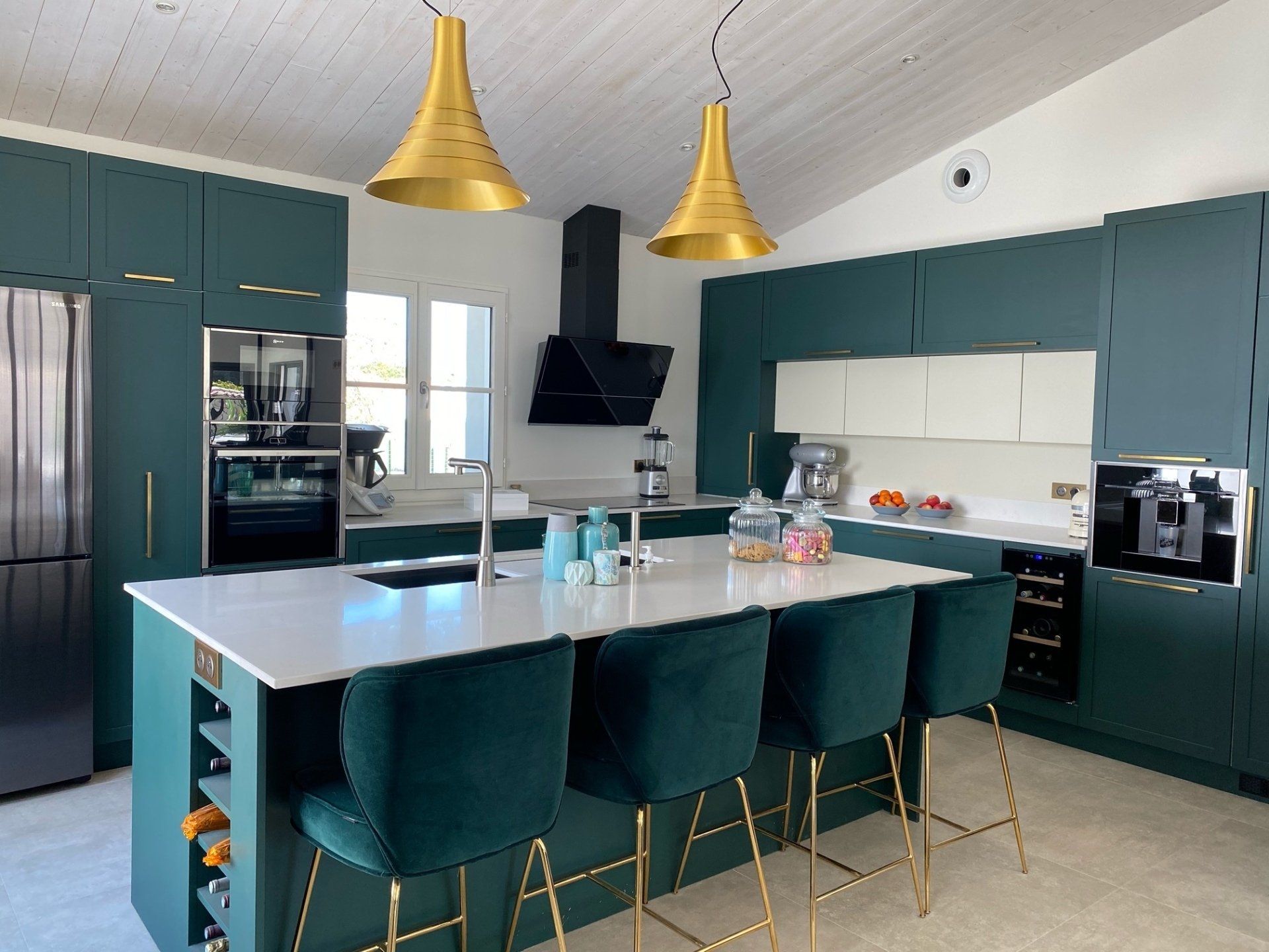 Belle cuisine moderne avec une grande table en centre