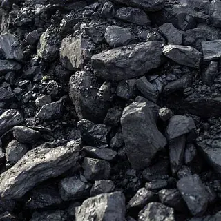 Una pila de carbón está encima de una pila de rocas.