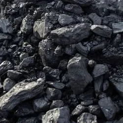 Una pila de carbón está encima de una pila de rocas.