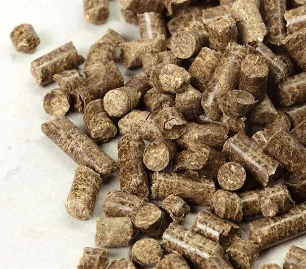 Una pila de pellets de madera sobre una superficie blanca