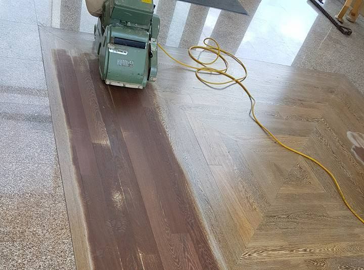 Ponçage d'un parquet en bois.