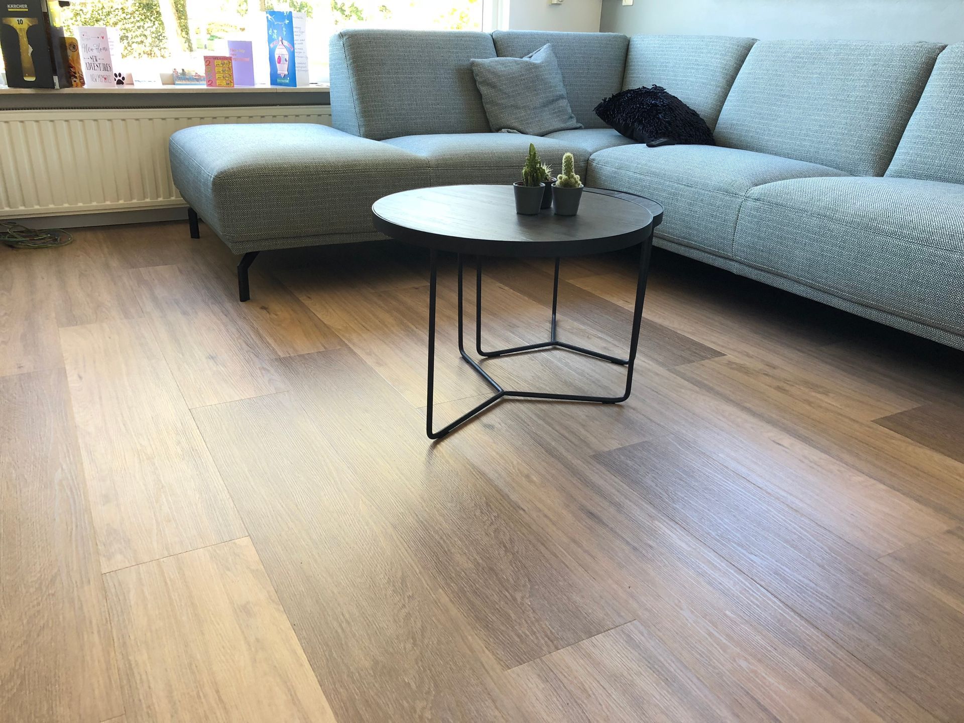 Un salon moderne avec un revêtement en PVC au sol, effet bois.