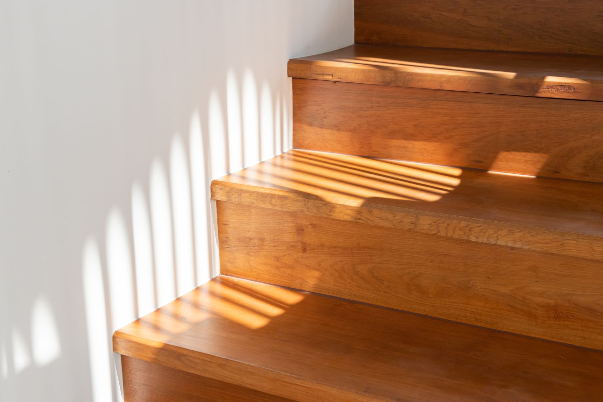 Un gros plan sur des marches d'escalier en bois.