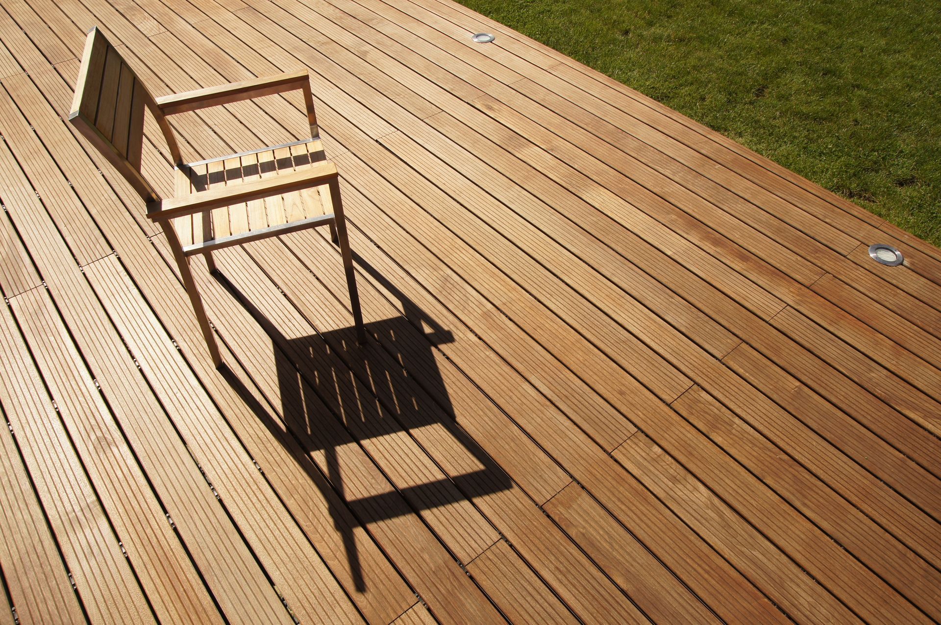 Une chaise en bois posée sur un parquet en bois.