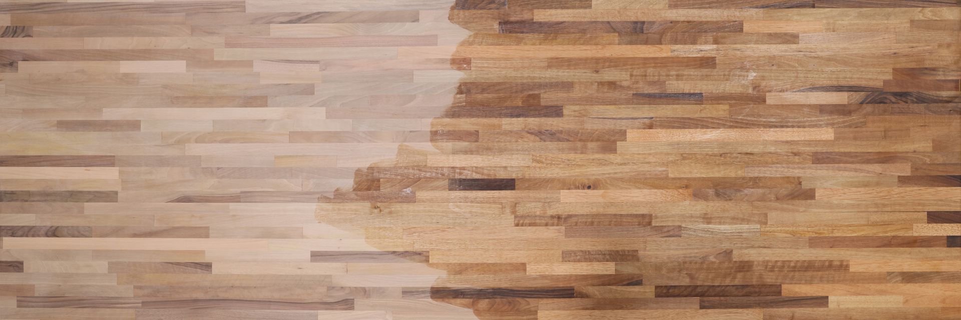 Un plancher en bois partiellement vitrifié.
