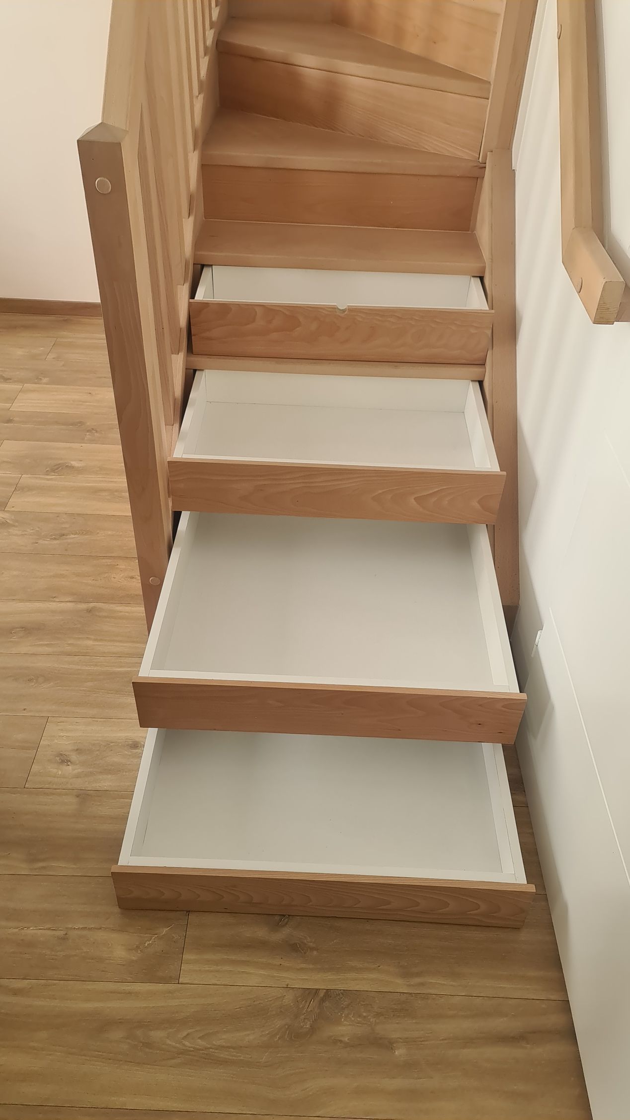 Des tiroirs intégrés aux marches d'escalier.