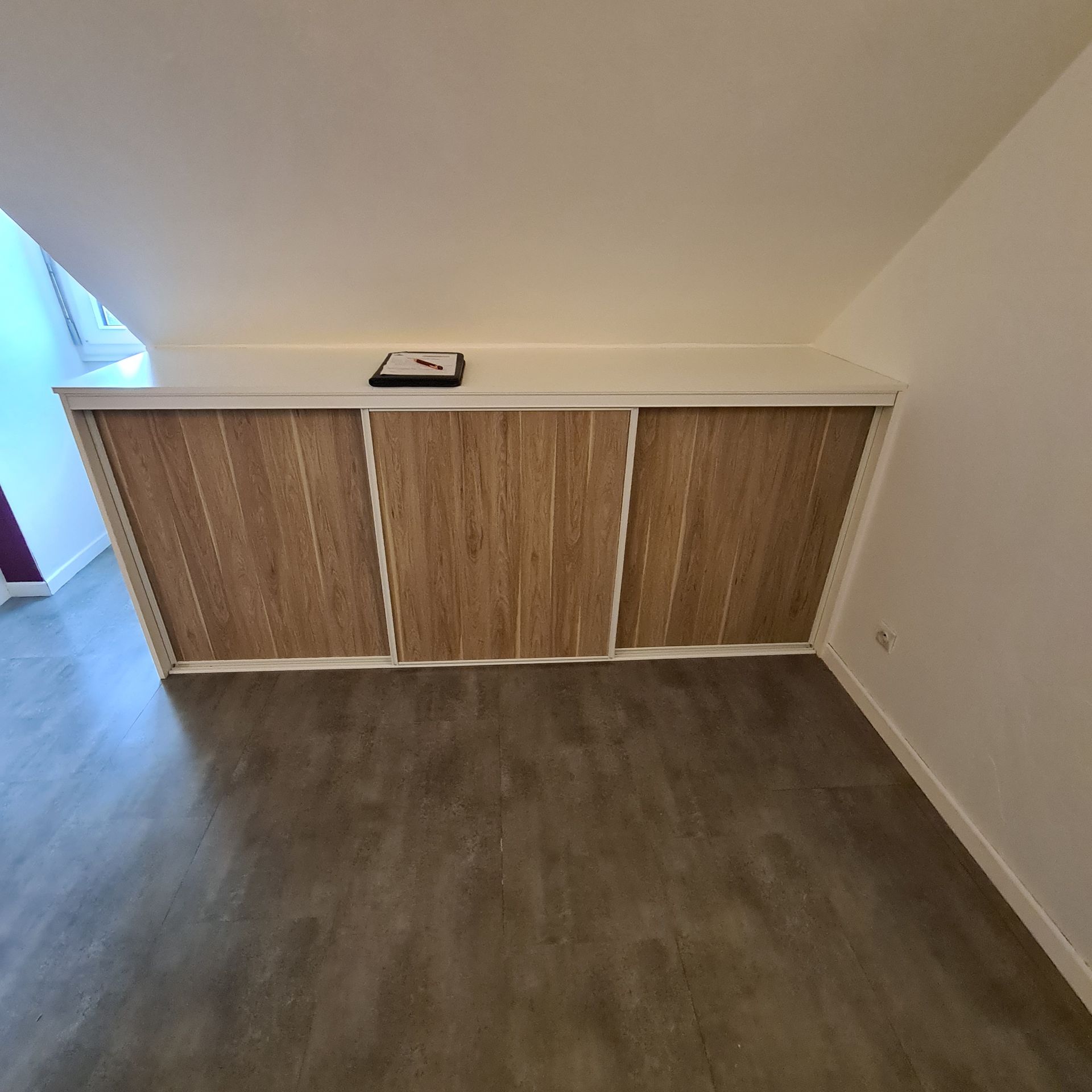 Un placard sur mesure, sous une pente.