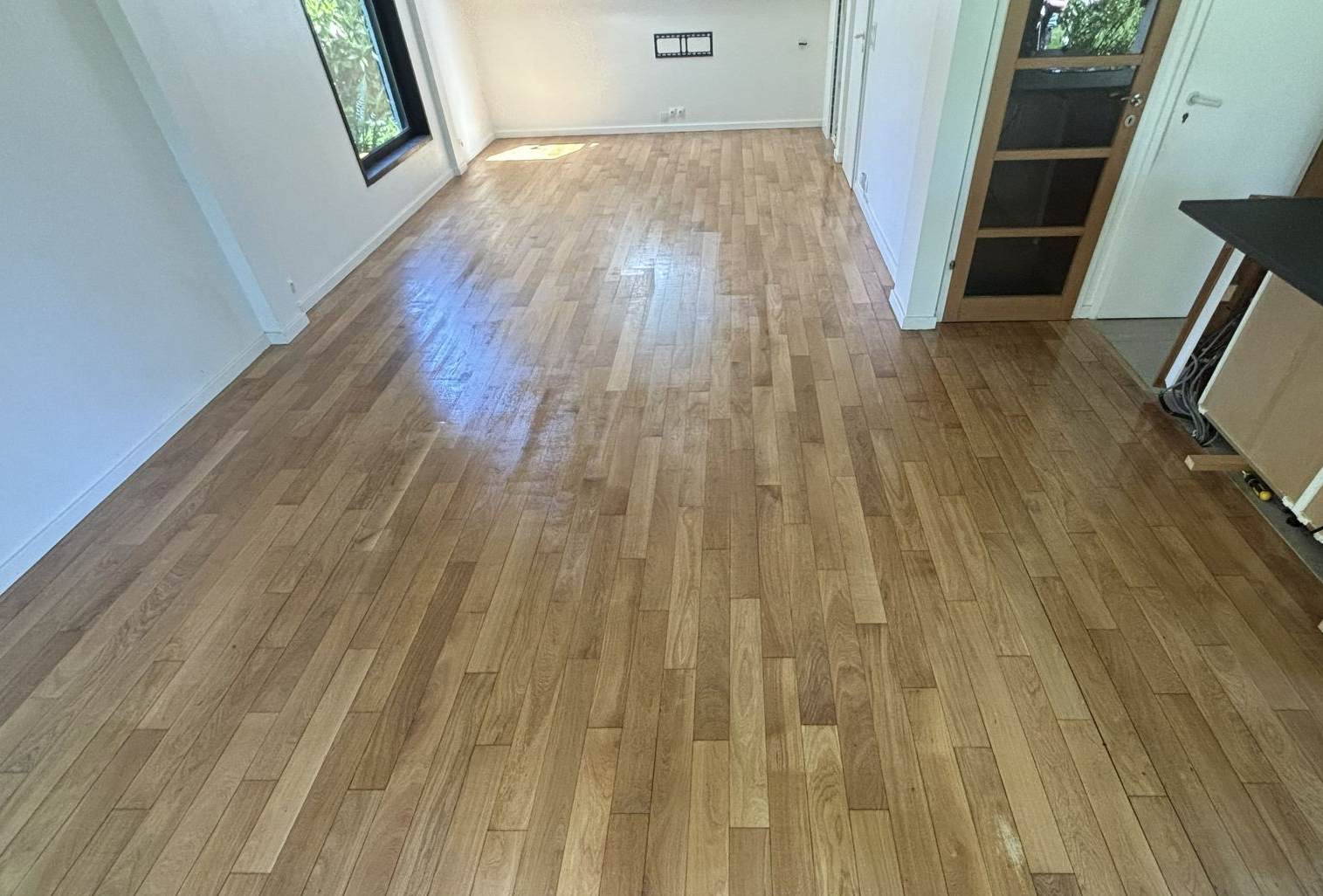 Parquet en bois clair massif, poncé et vitrifié.