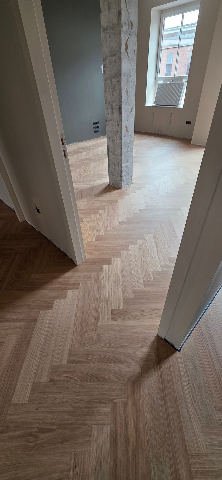 Une pièce vide avec un sol en bâton rompu.