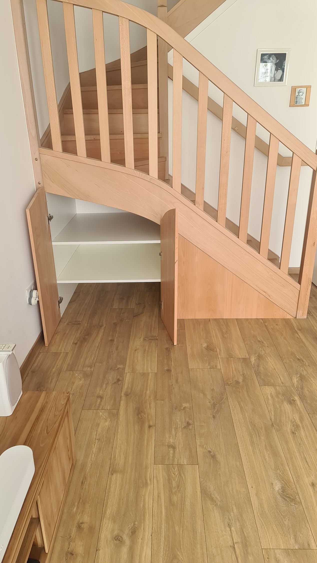Rangement sous escalier : ouvert.