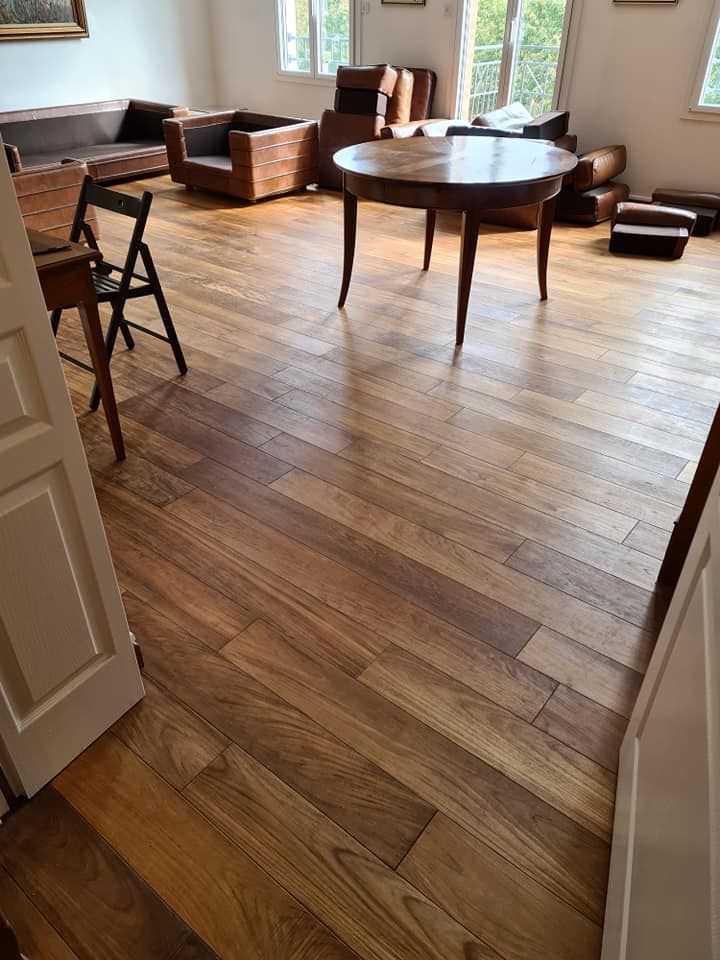 Un salon lumineux avec un parquet en bois.
