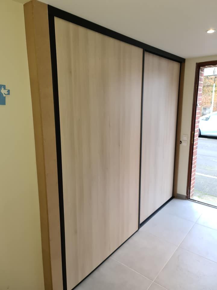 Portes de placard coulissantes en bois.