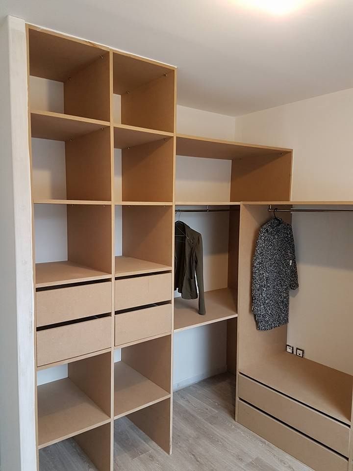 Une armoire ouverte en bois avec des étagères.