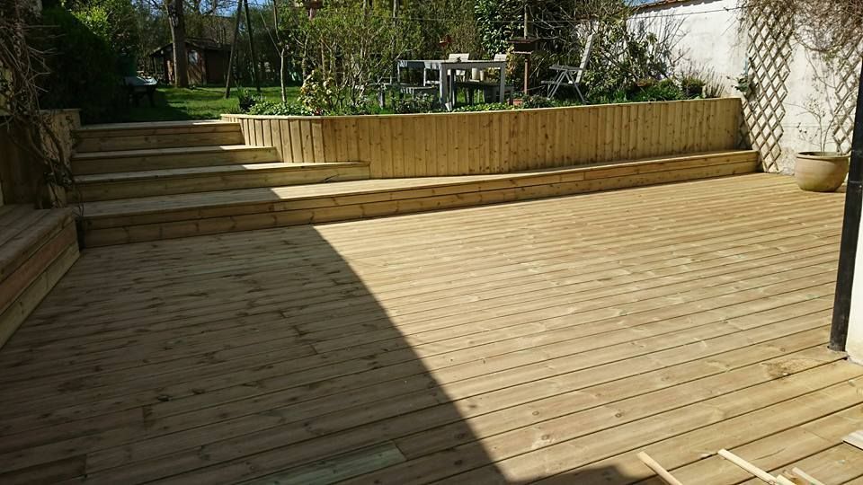 Une terrasse en bois avec des marches.
