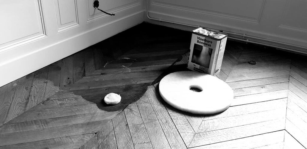 Un parquet en cours de vitrification, en noir et blanc.