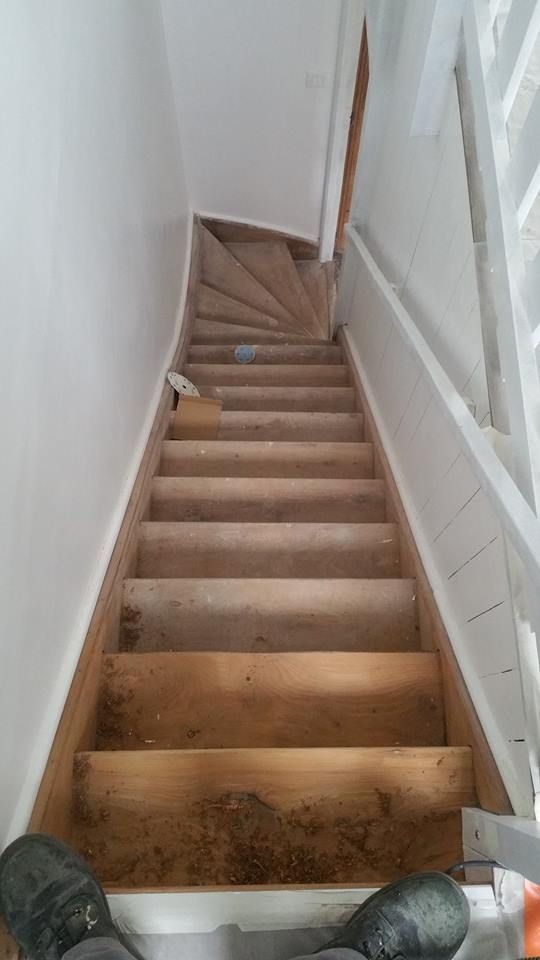 Un escalier en bois avant la rénovation.