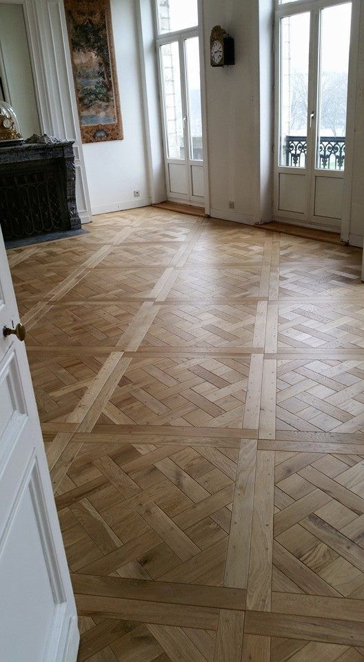 Une pièce lumineuse avec un parquet à chevrons.
