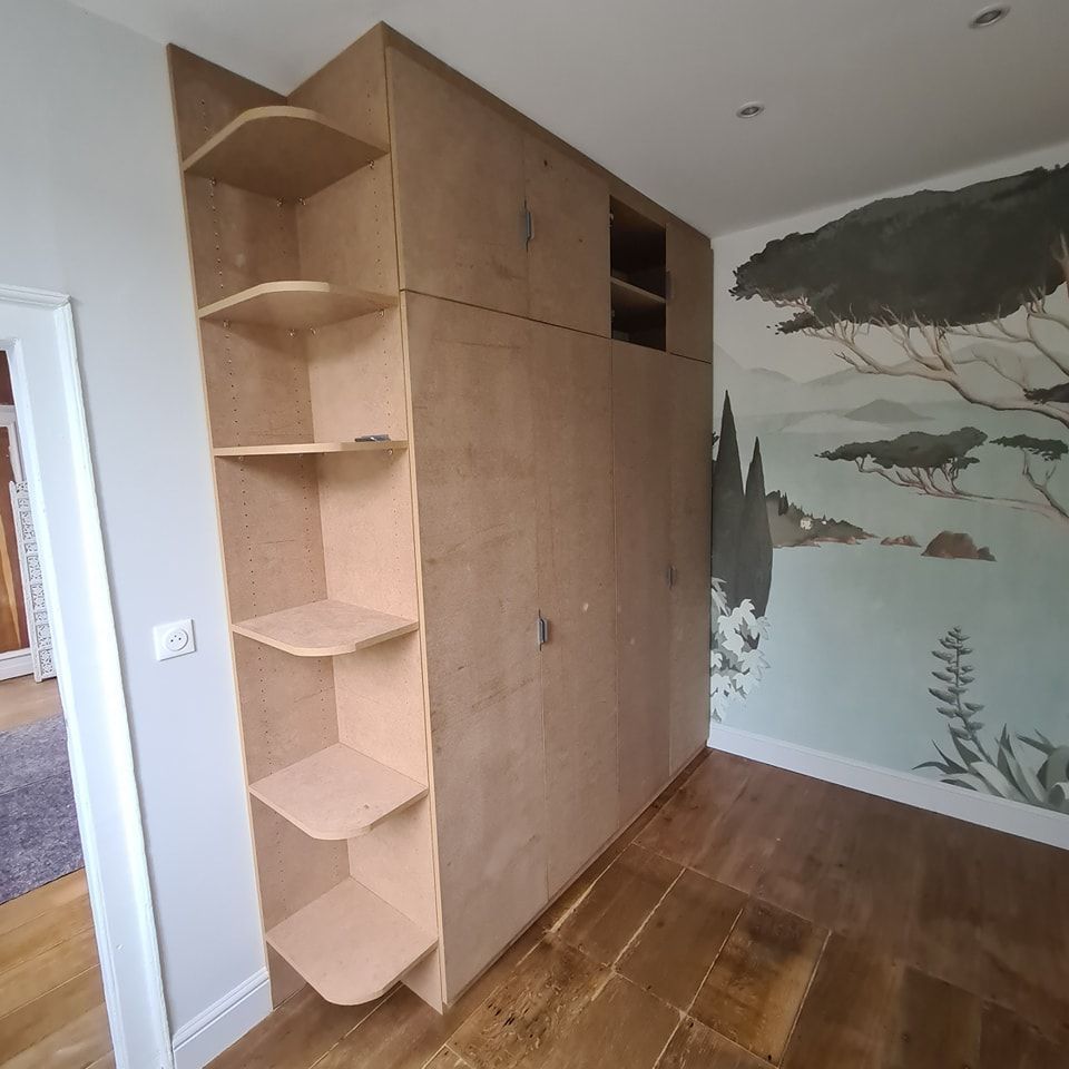Une armoire encastrée en bois avec des étagères d'angle ouvertes.