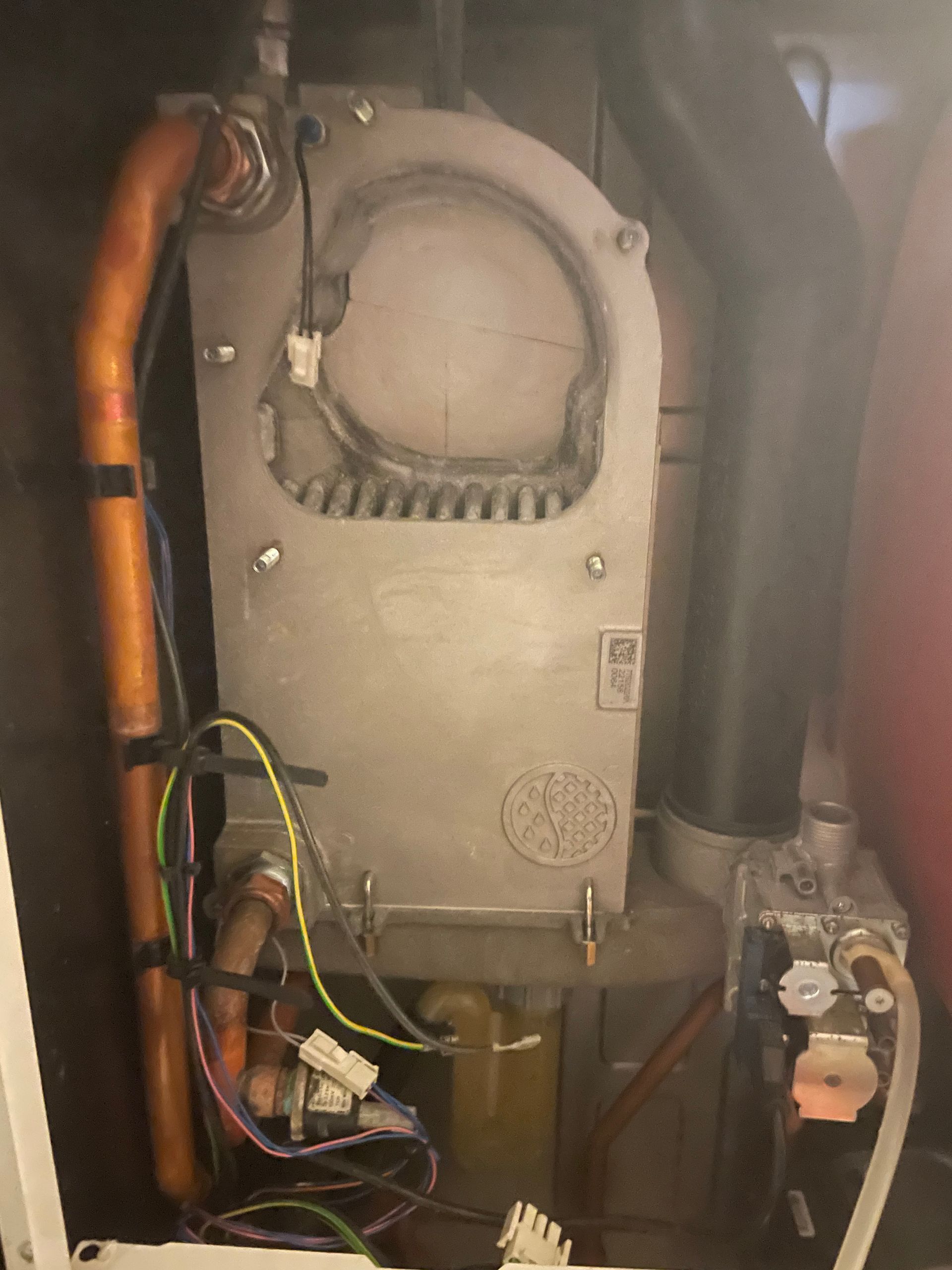 Ein Kessel, aus dem viele Drähte herauskommen