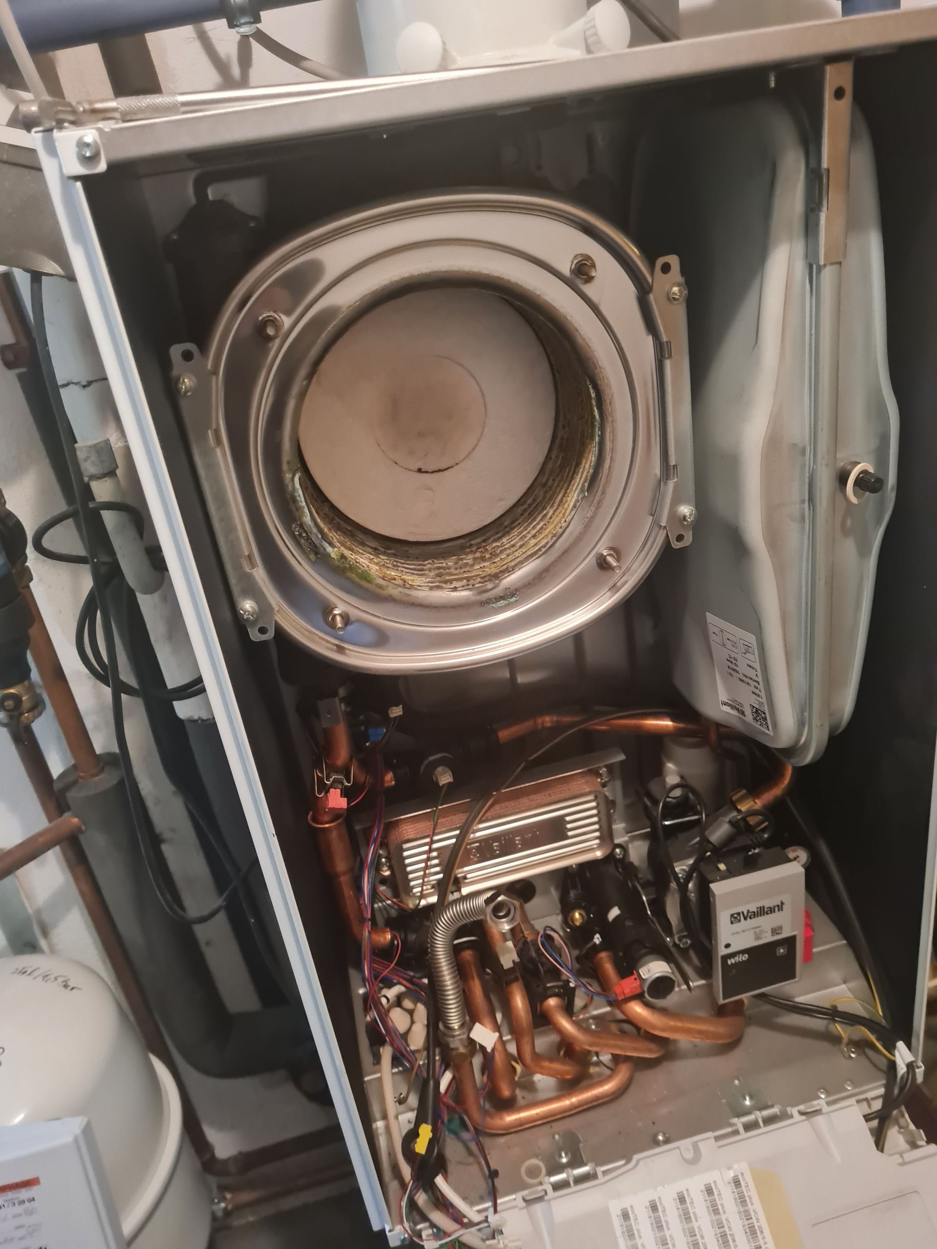 Dargestellt ist das Innere eines Kessels mit geöffnetem Deckel.