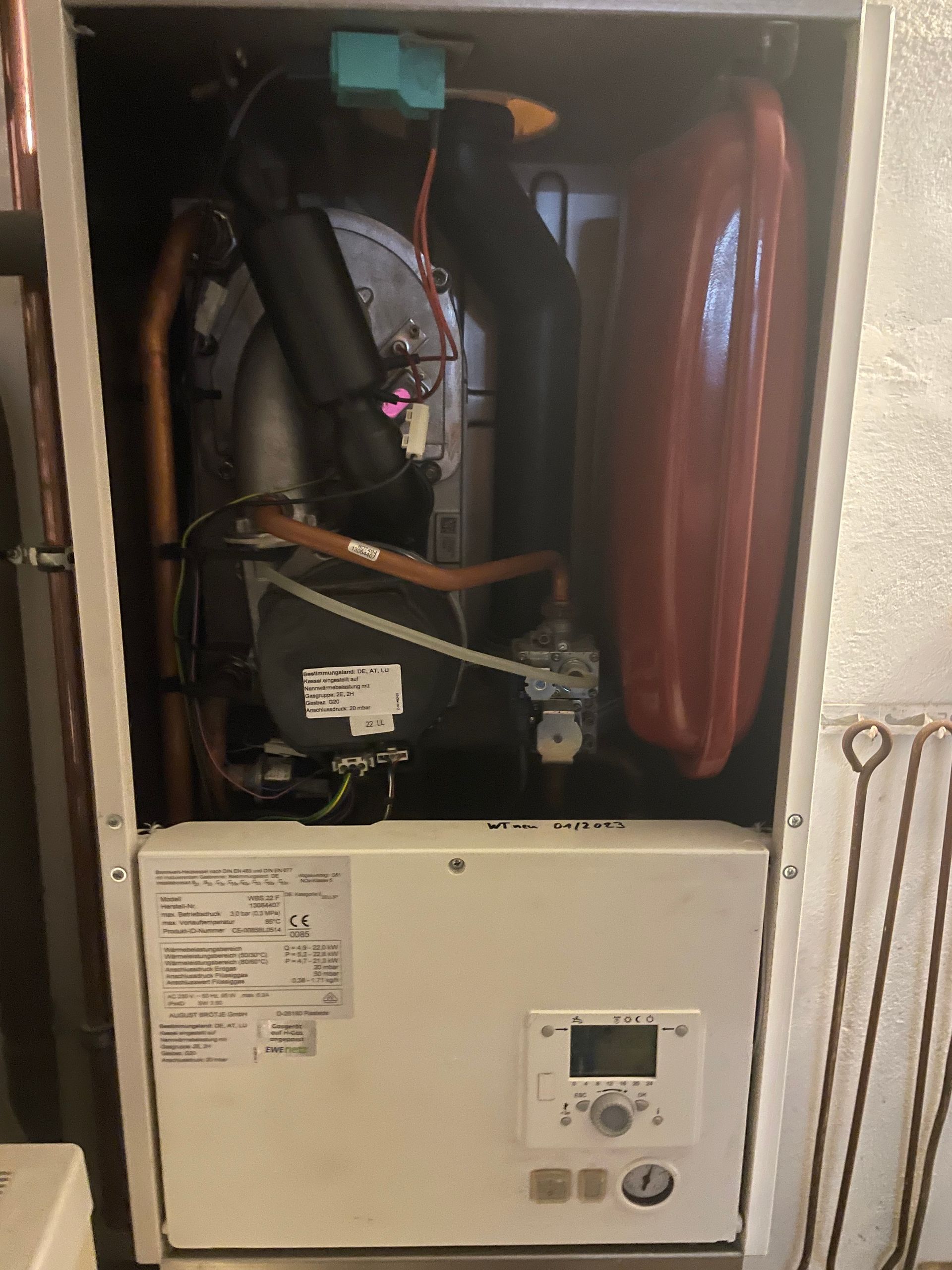 Dargestellt ist das Innere eines Heizkessels mit geöffneter Tür.
