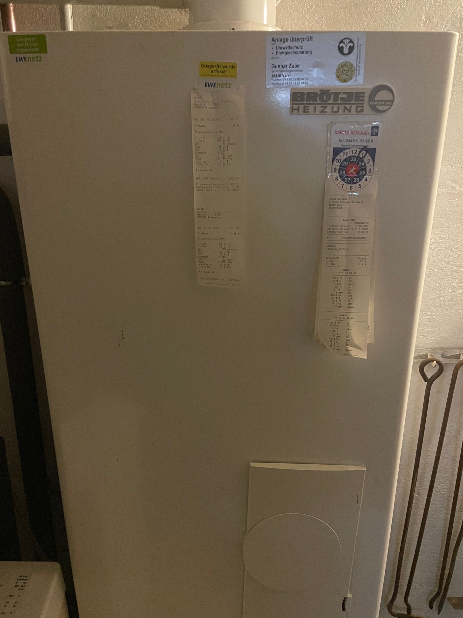 Ein weißer Kühlschrank mit vielen Aufklebern darauf