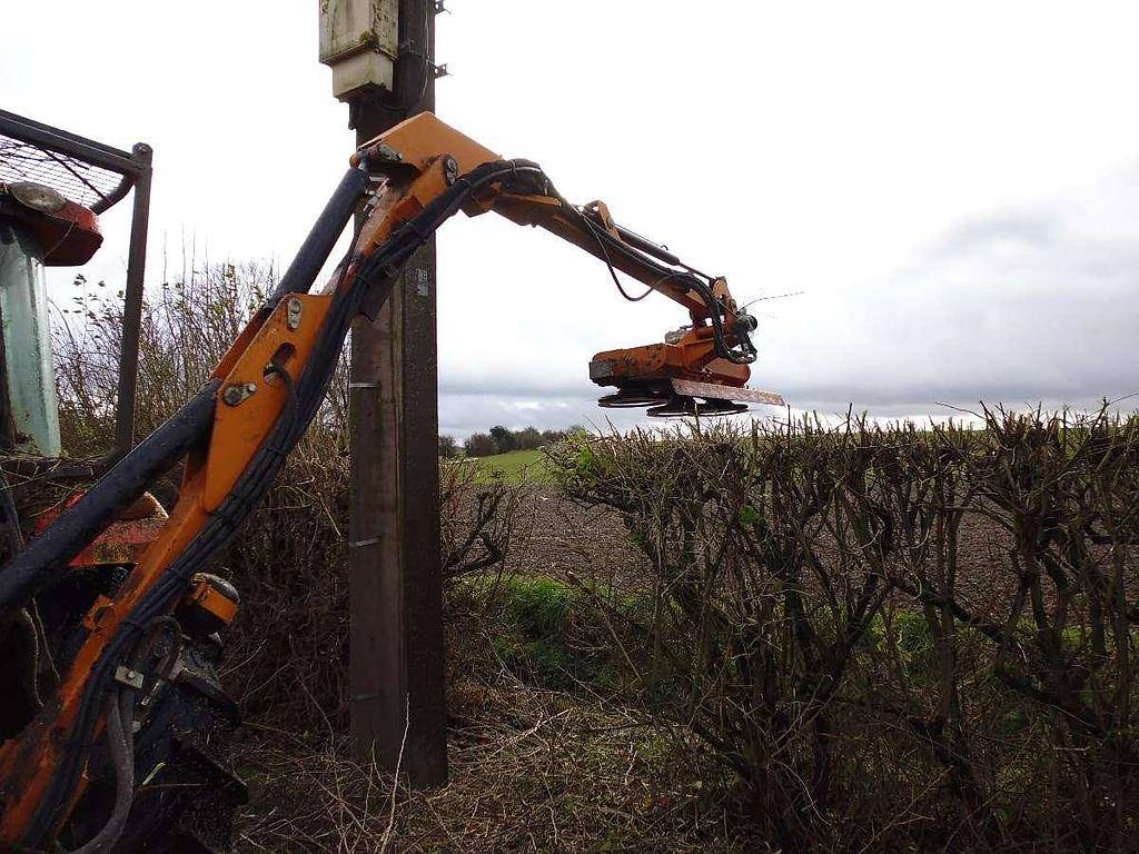 Bras d'un tracteur jaune