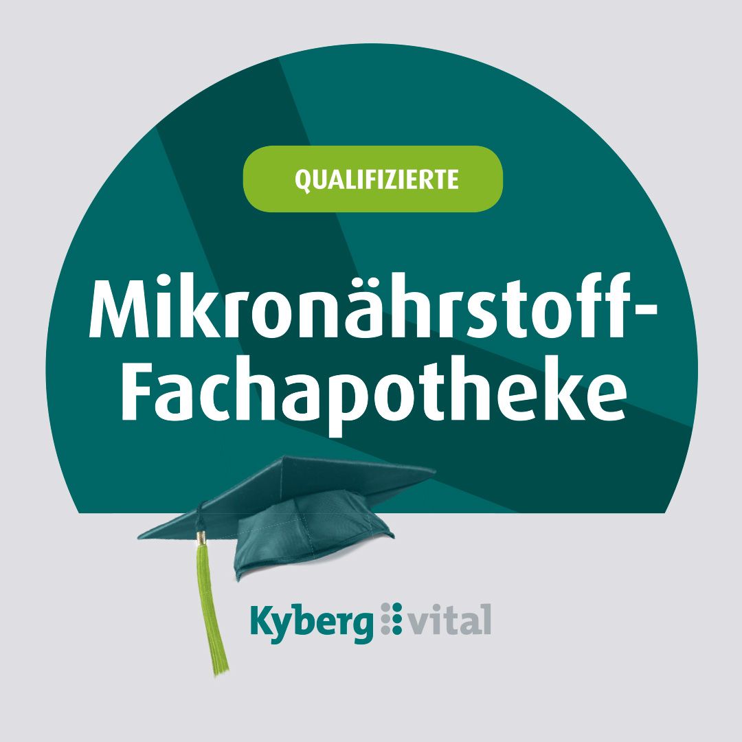 Eine Reihe von Reagenzgläsern steht neben einer grünen Kapsel auf einem Tisch. Stadt-Apotheke (Löwen-Apotheke Stefan Günther e.Kfm.- Inhaber Stefan Günther 