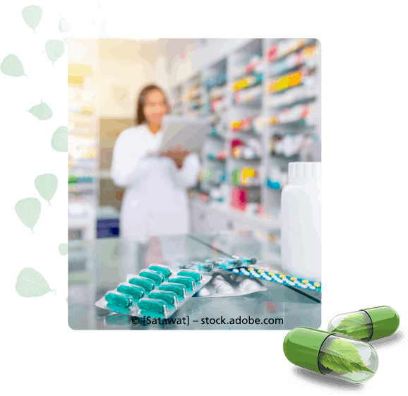 Apothekerin vor Regal, im Vordergrund Blister mit Tabletten,Stadt-Apotheke (Löwen-Apotheke Stefan Günther e.Kfm.- Inhaber Stefan Günther