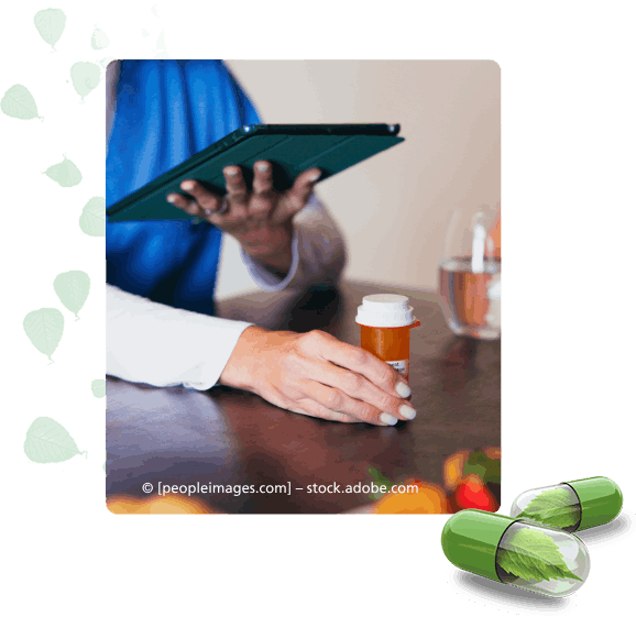 Eine Person sitzt mit einem Tablet und einer Flasche Pillen an einem Tisch. Stadt-Apotheke (Löwen-Apotheke Stefan Günther e.Kfm.- Inhaber Stefan Günther