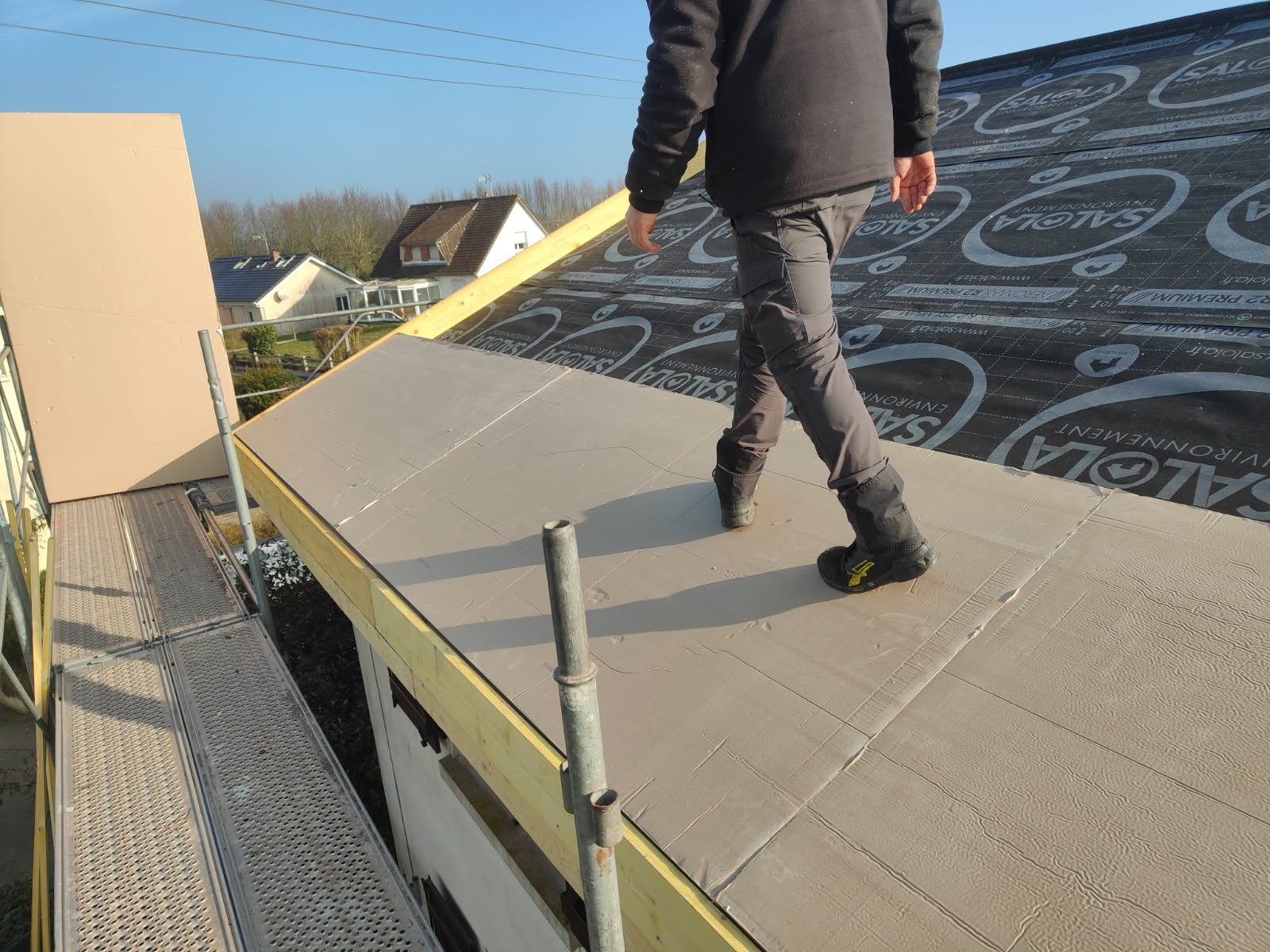 Appareil photo vintage sur touches de piano, fond sombre.