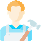 Charpentier blond avec un marteau, portant une salopette.