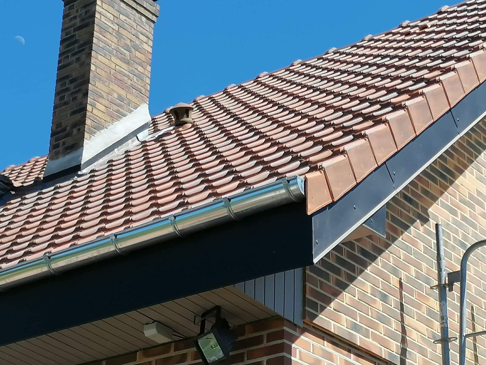 Appareil photo vintage, noir et argent, sur un clavier de piano, éclairage chaleureux.