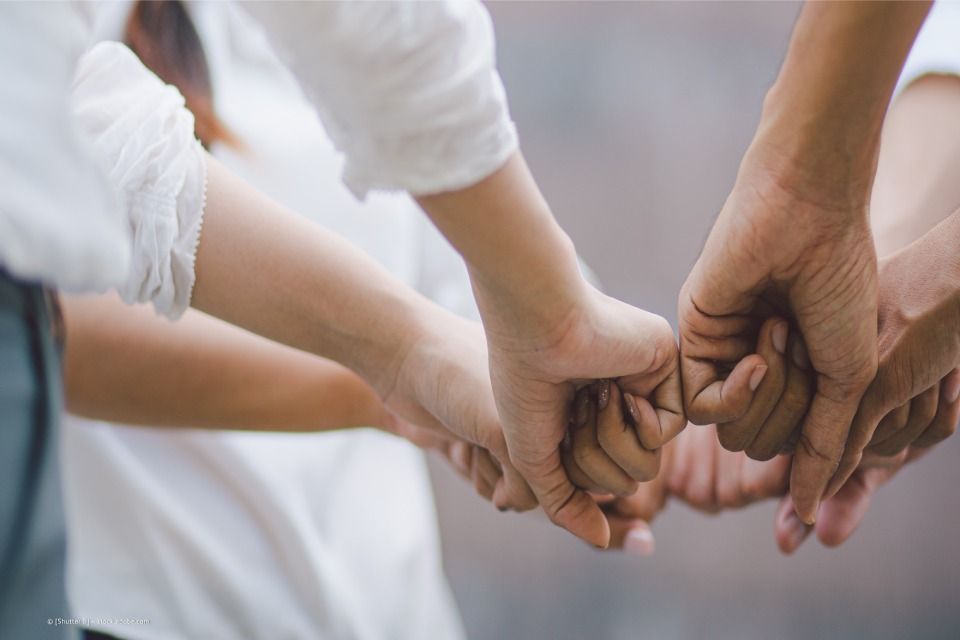 Menschen bei einer gemeinsamen Übung