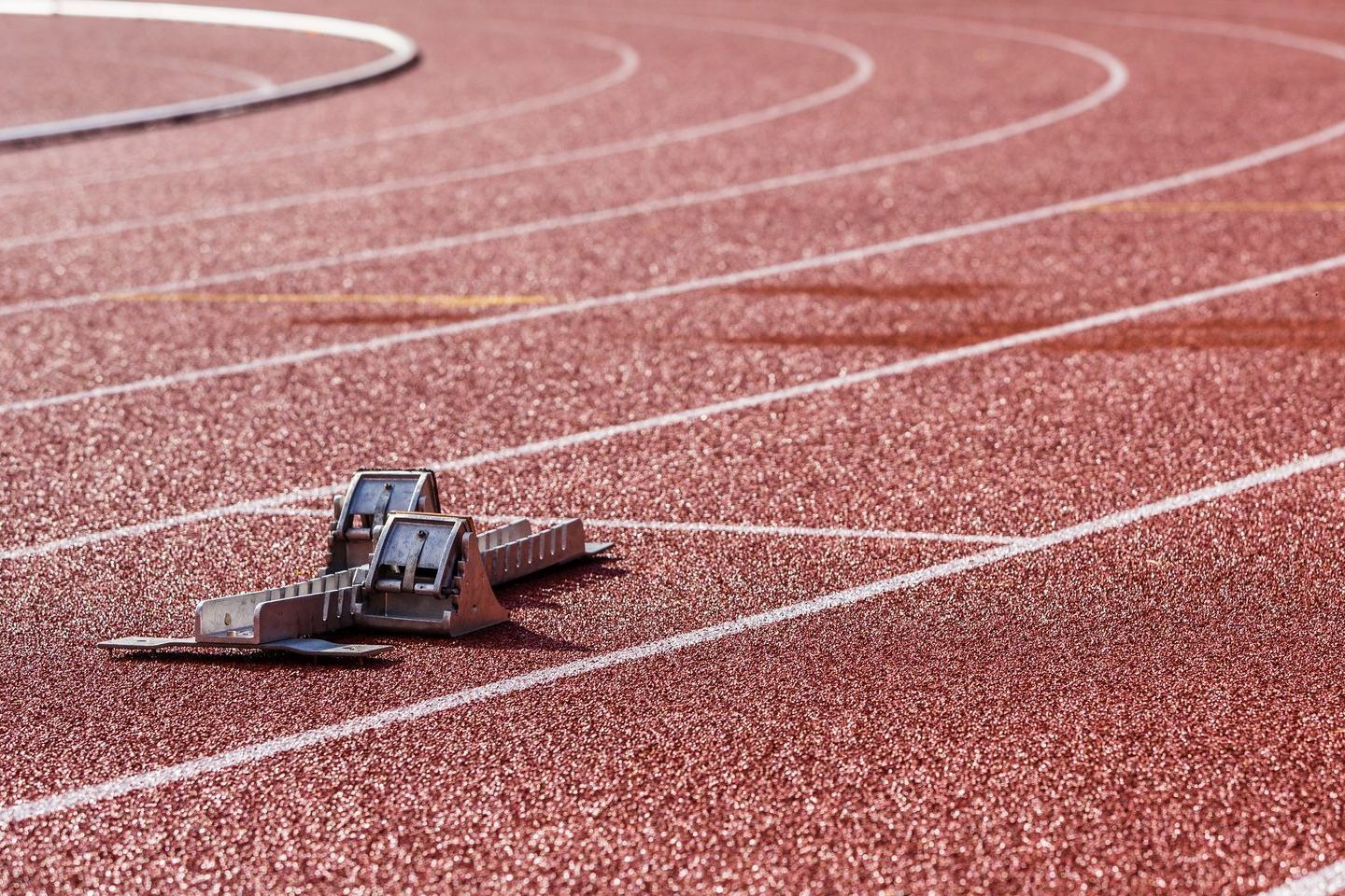 Startblock auf einer Laufbahn