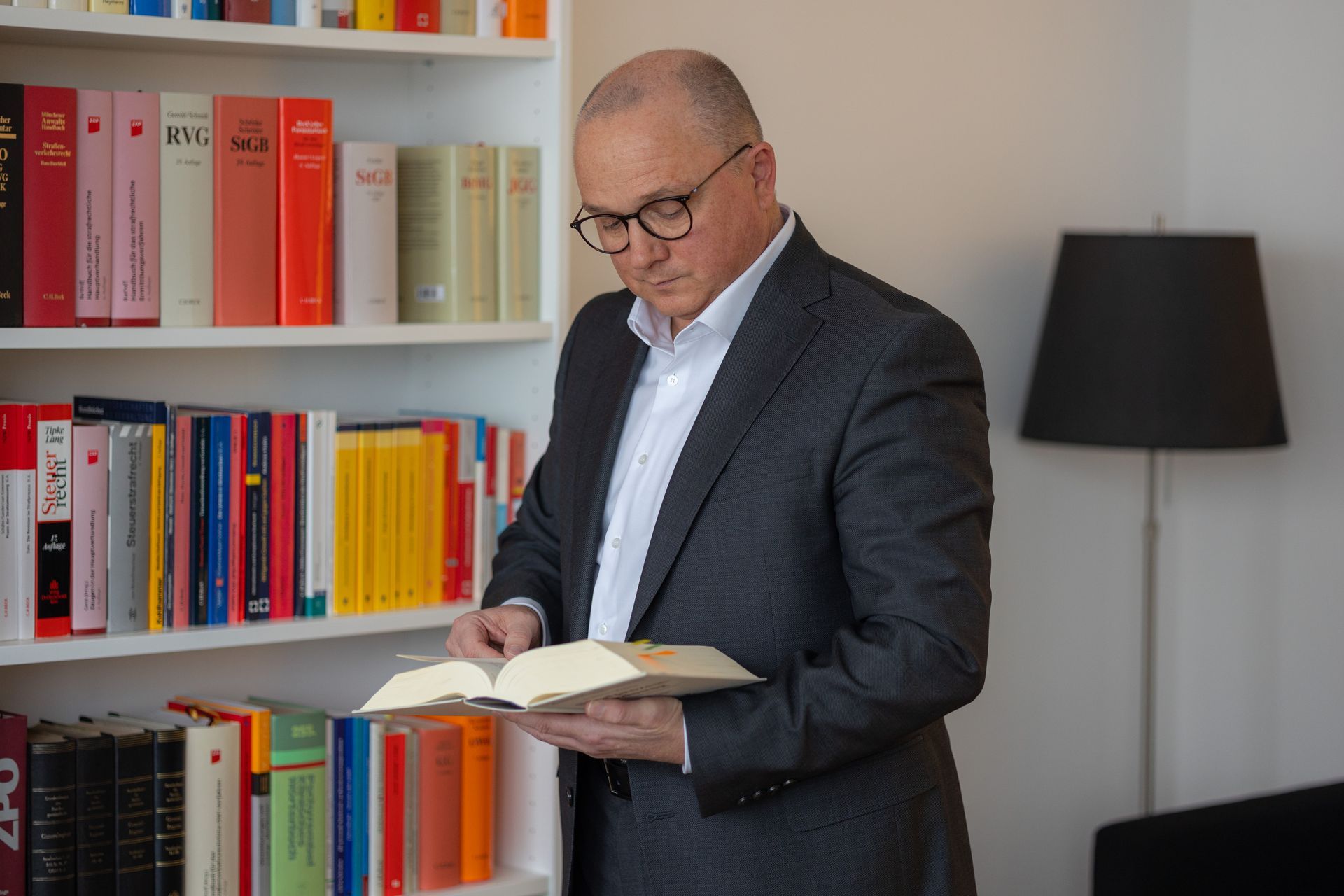 Foto Herr Kucera vor Regal Foto Herr Kucera vor Regal