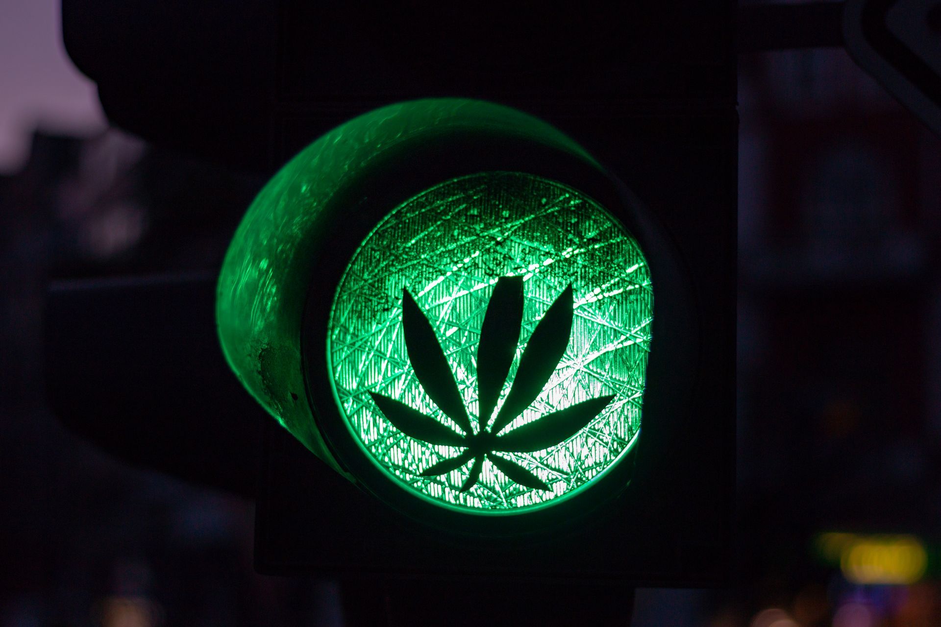Grüne Ampel mit Cannabisblattzeichen
