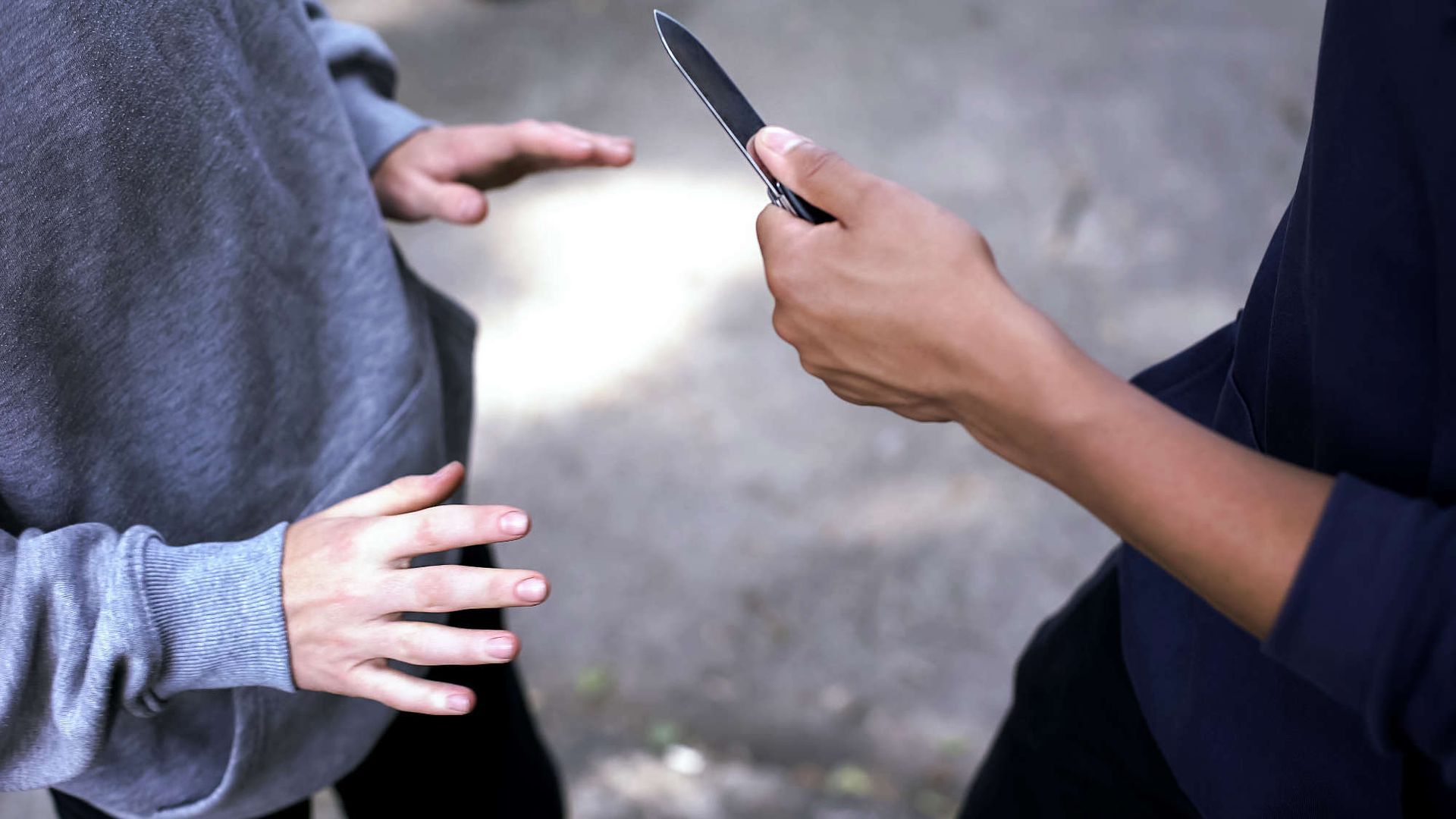 Person wird mit einem Klappmesser bedroht