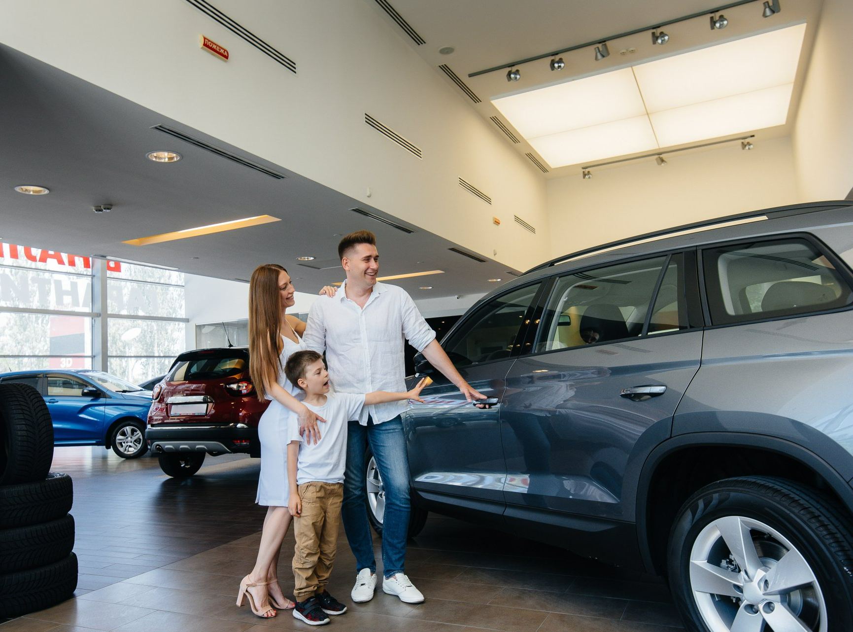 Famille chez un concessionnairz automobile