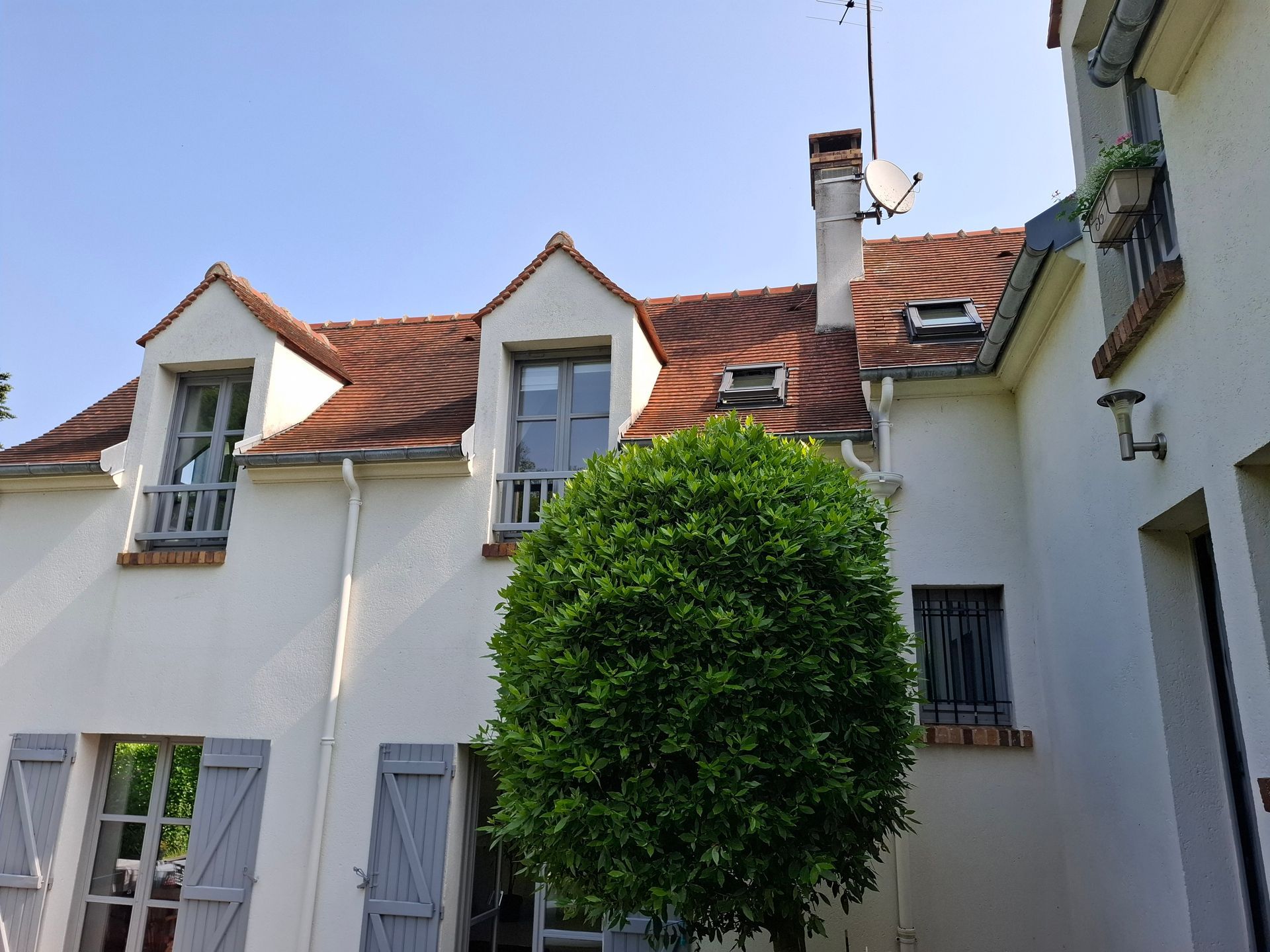Une belle maison à la façade propre