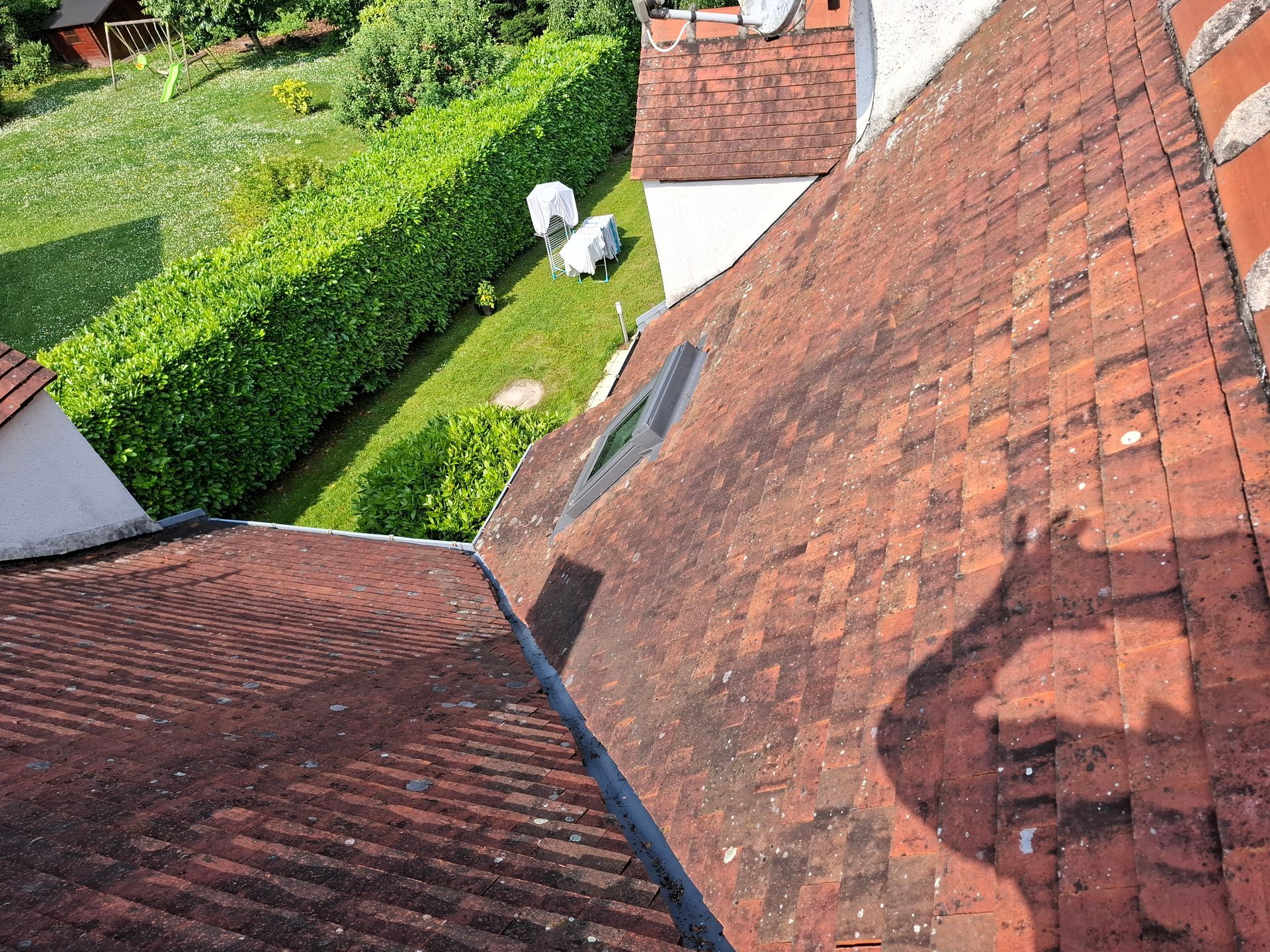 Toit en angle au-dessus d'un jardin