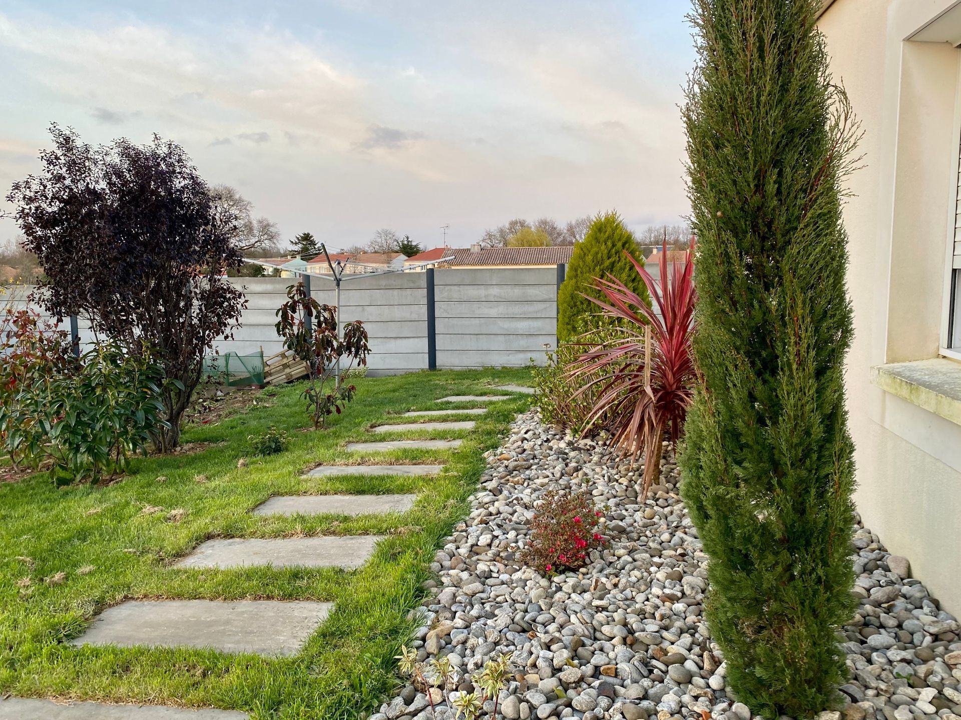 Une allée en dalles dans un jardin