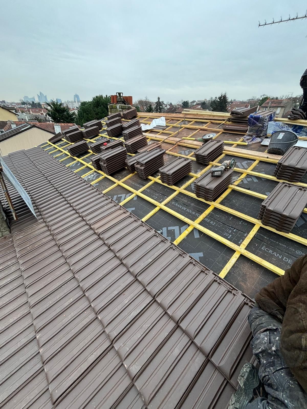 Pose de tuiles sur des tasseaux